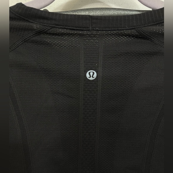 Lululemon Swiftly Tech Long Sleeve Crew
White / Black - Picture 4 of 11